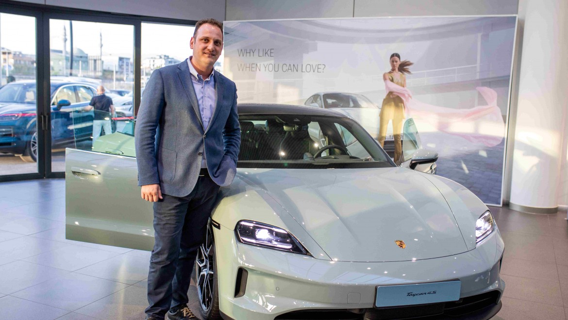 Yüzde 100 elektrikli yeni Porsche Taycan Vosmer'de satışa sunuldu