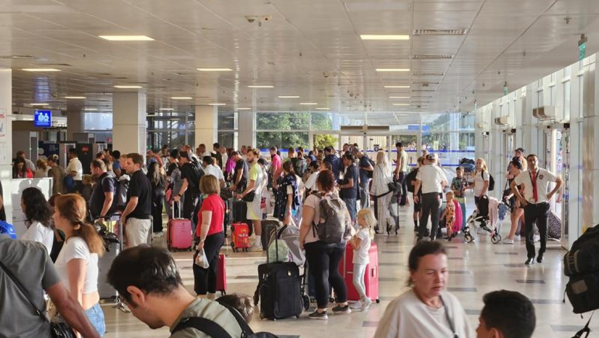 Antalya Havalimanı'nda arife rekoru: Dakikada 1 uçak