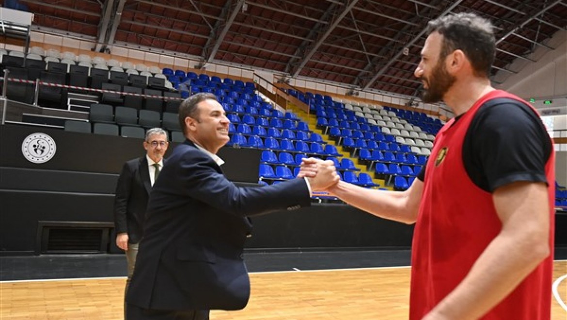 Başkan Akın, Büyükşehir Belediyespor Basketbol Takımına başarılar diledi