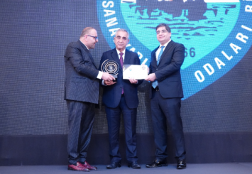 Mersin ESOB Yönetim Kurulu Başkanı Sarı, Yılın Başarılı Esnaf Ödülü'nü aldı