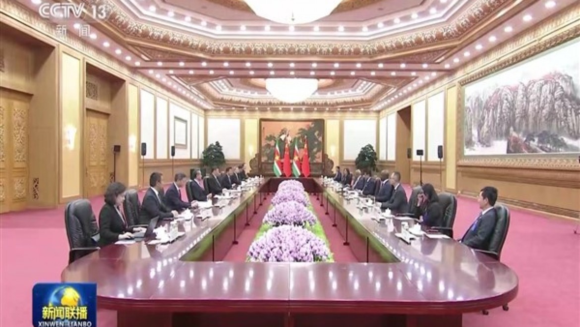 Çin ve Surinam liderleri bir araya geldi