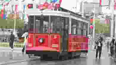İstiklal Caddesine bataryalı tramvay geliyor