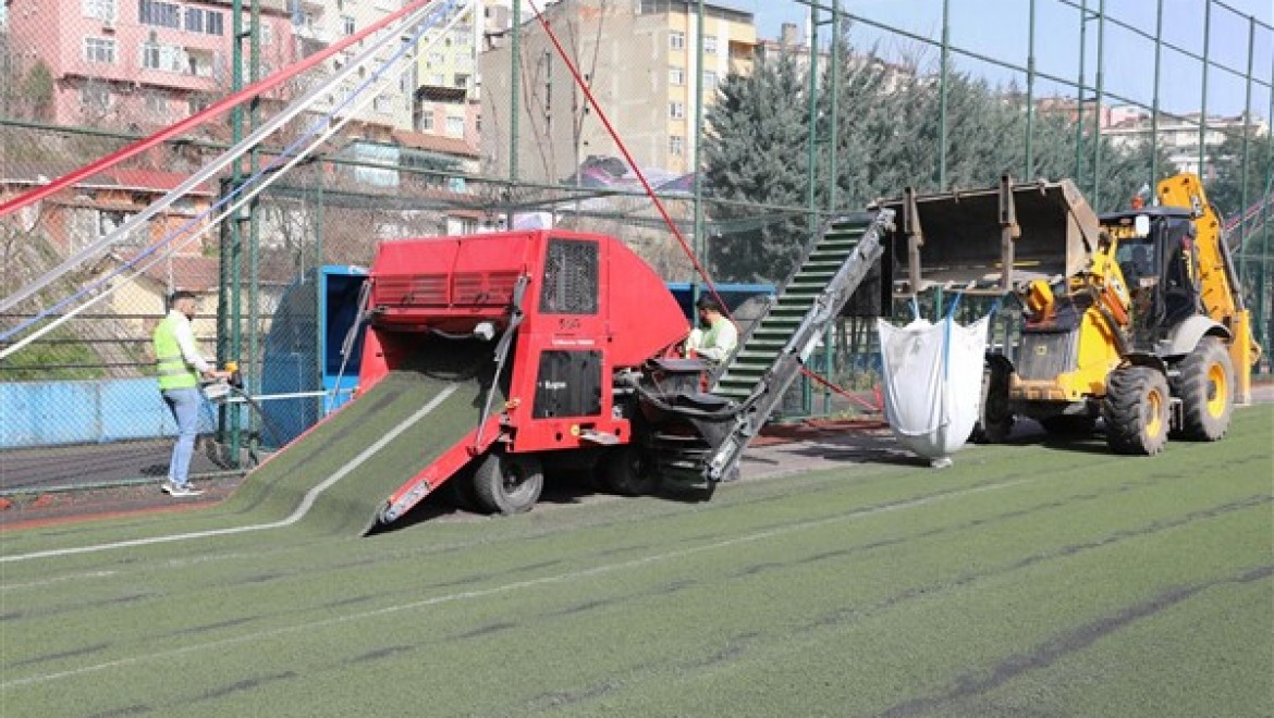 Kağıthane Belediyesi futbol sahalarını yeniliyor