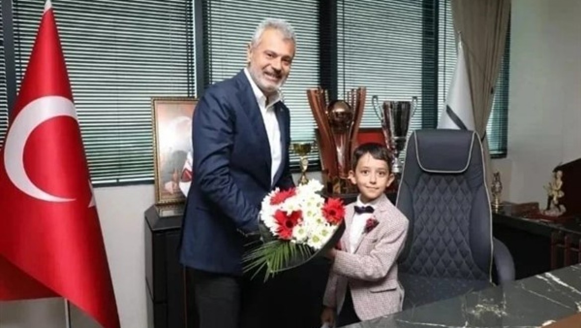 Başkan Öntürk, koltuğunu çocuk başkan Şükrü Eymen'e devretti