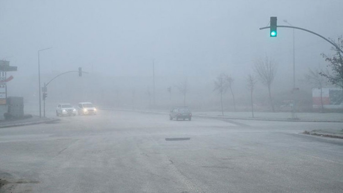 Eskişehir'de yoğun sis, görüş mesafesini düşürüyor
