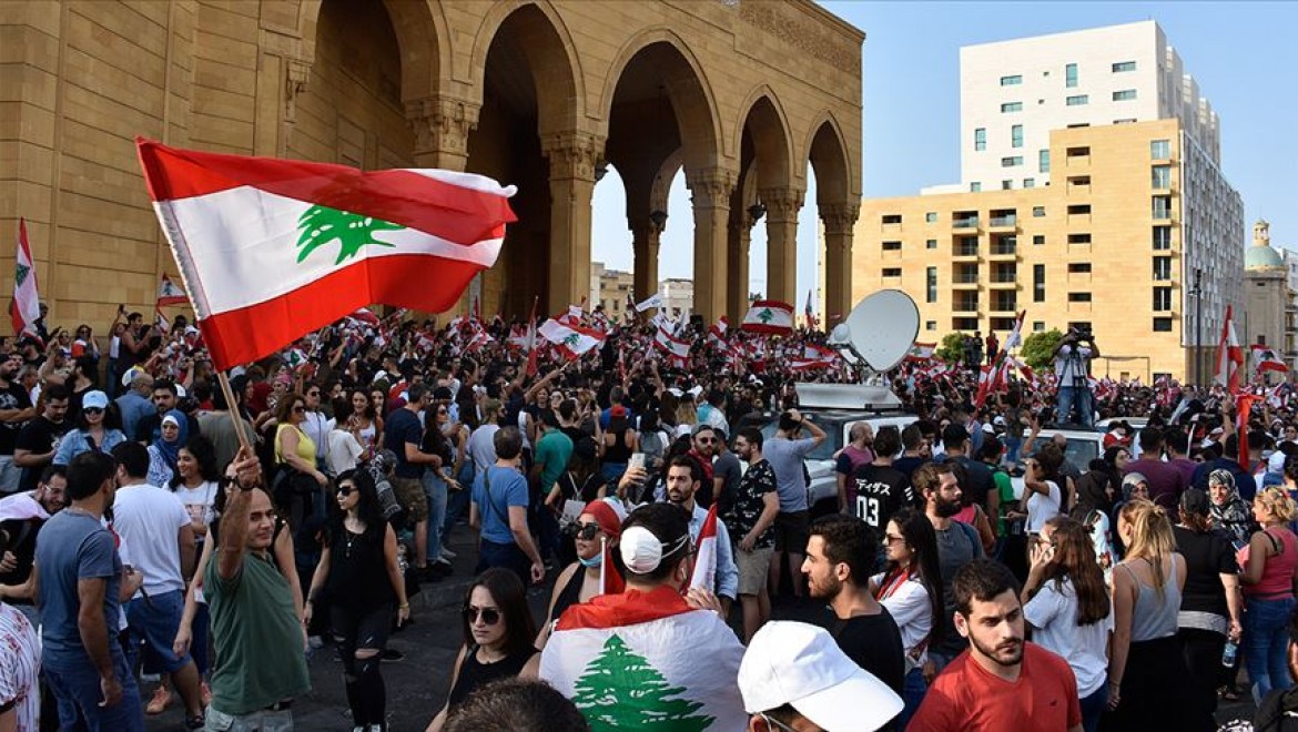 Lübnan'da 4 bakanın istifası istendi