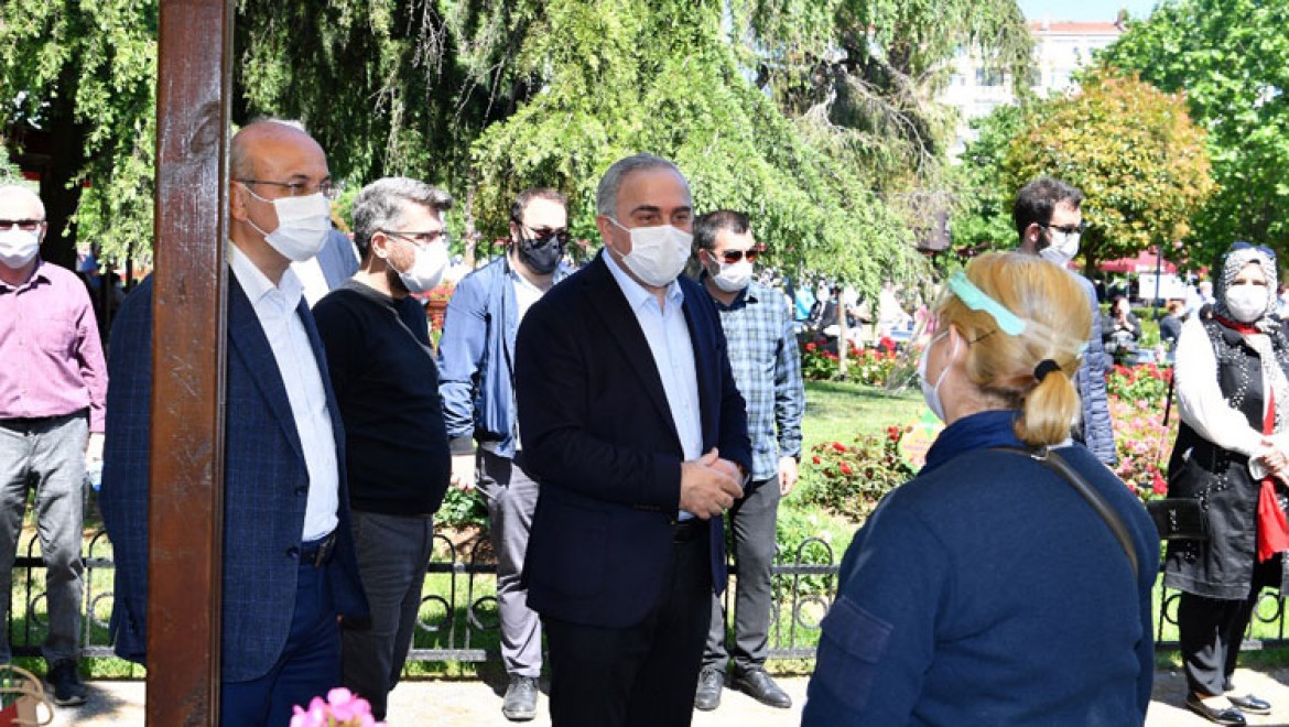 Fatih'te 65 yaş üstü vatandaşlara bayram kutlaması