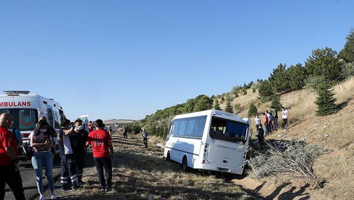 Ankara'da yolcu otobüsü servis aracına çarptı...
