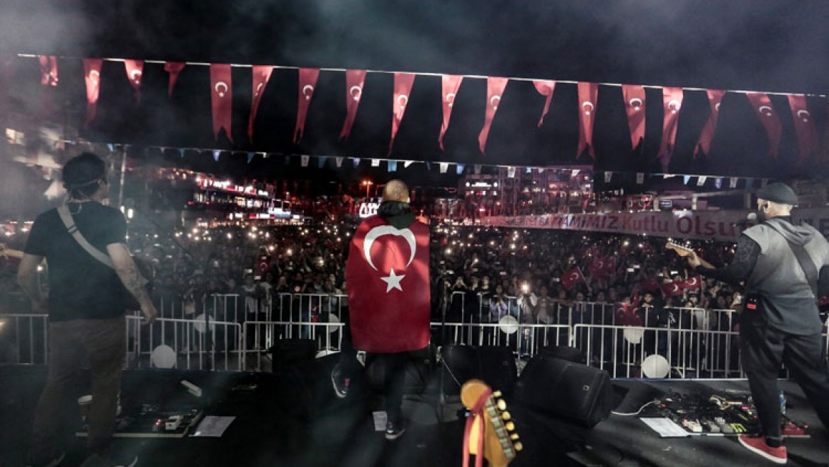 Athena, 29 Ekim Cumhuriyet Bayramı'nı Aydın'da Kutladı