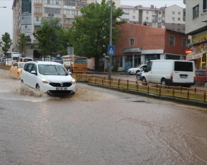 Erzurum'da sağanak nedeniyle vatandaş ve sürücüler zor anlar yaşadı