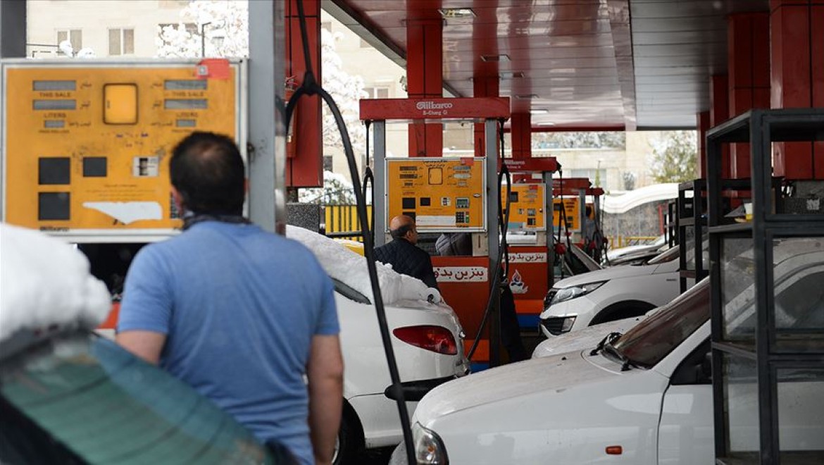 İran'da benzin zammından elde edilen gelirin bir kısmı halka dağıtılacak
