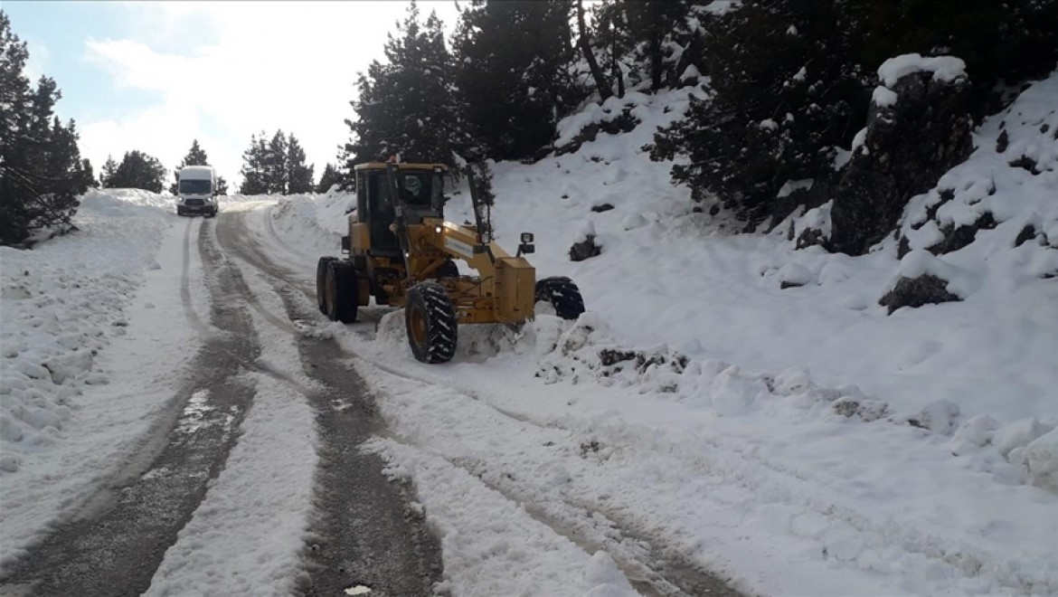 Antalya'da belediye ekipleri yoğun kar mesaisi yapıyor