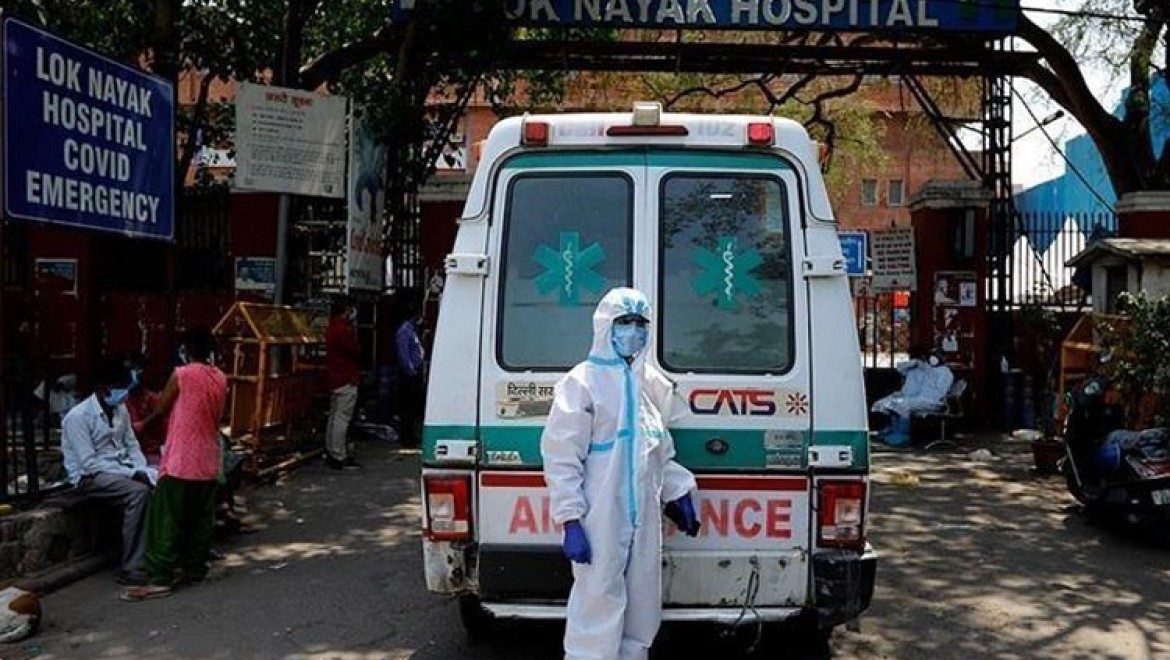 Hindistan'da Kovid-19 salgınında günlük vaka sayısı azalmaya devam ediyor
