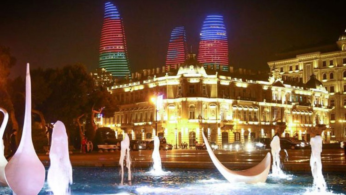 Bakü'nün ünlü yapıları Azerbaycan bayrağının renklerine büründü