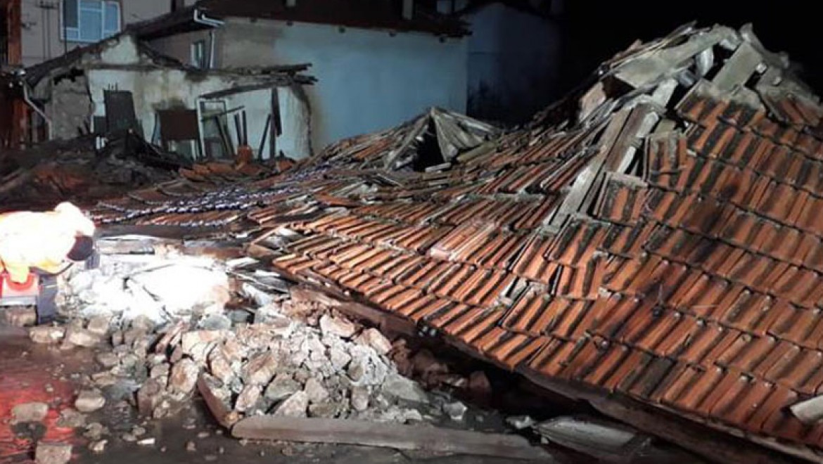 Denizli'de Aşırı Yağışta Tescilli Eski Ev Çöktü