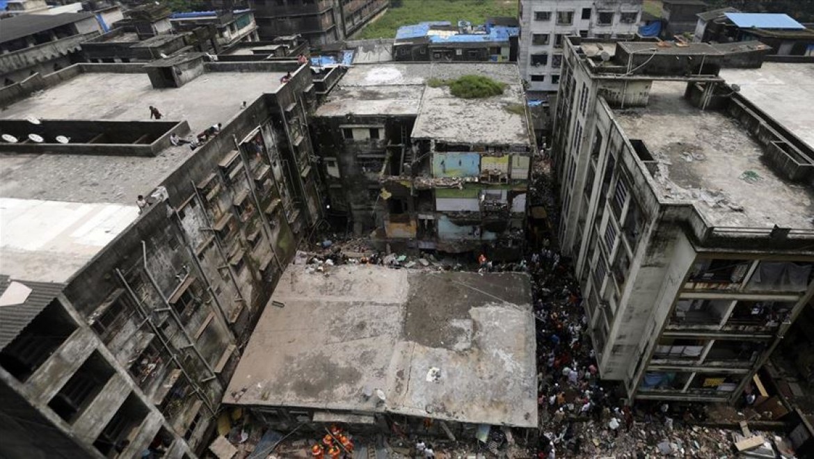 Hindistan'da bina çöktü: 13 ölü, 11 yaralı