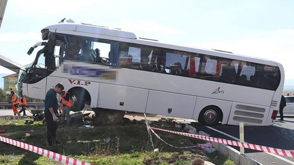 Denizli'de turistleri taşıyan otobüsle otomobil çarpıştı