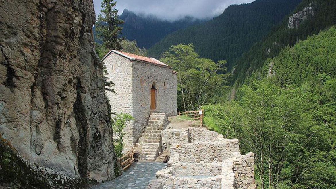 Sümela'nın Aya Varvara Manastırı ön plana çıktı