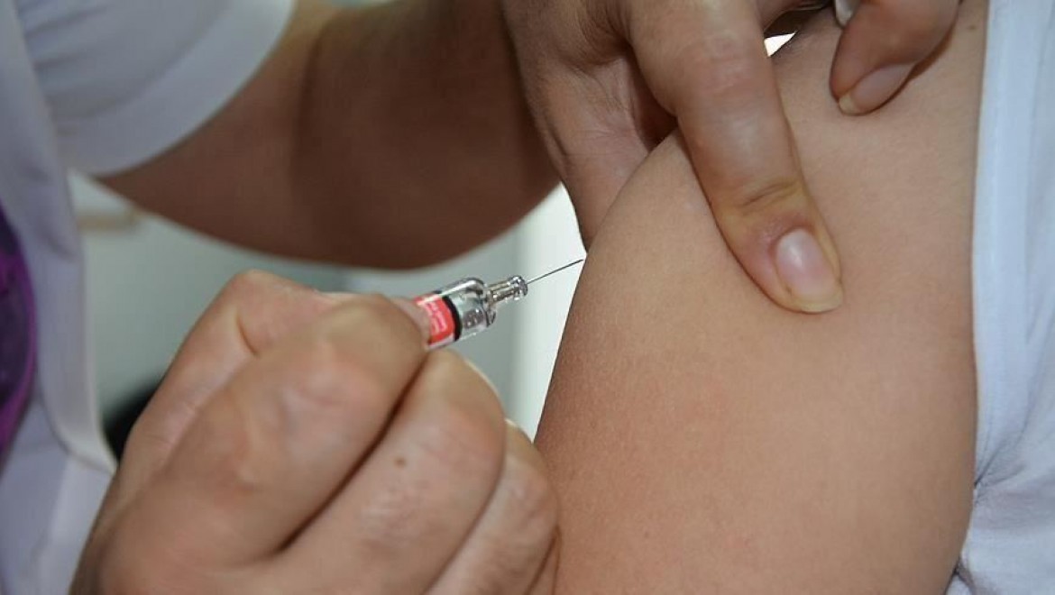 Almanya'dan getirilen Kovid-19 aşısı gönüllülere uygulanmaya başlandı
