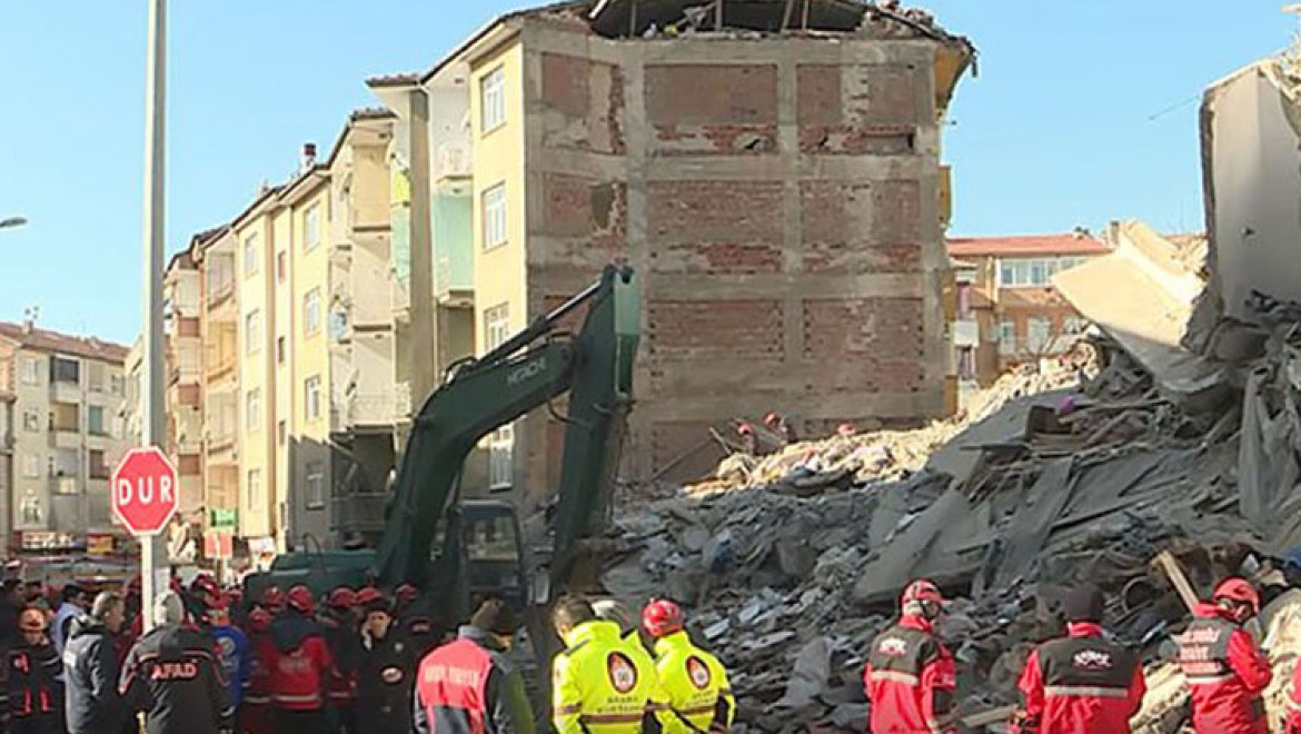 Depremde Mustafa Paşa Mahallesi'nde yıkılan binada arama kurtarma çalışması sona erdi