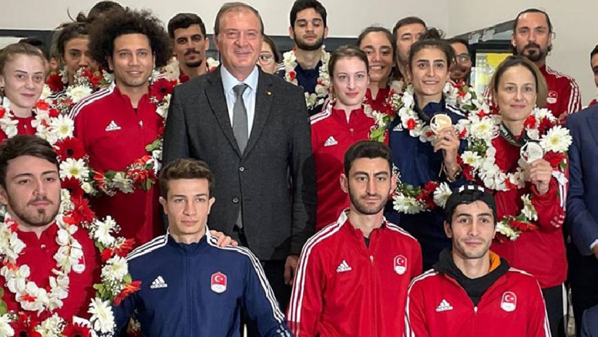 Dünya Tekvando Şampiyonası'nda 2 madalya kazanan Türk Milli Takımı yurda döndü