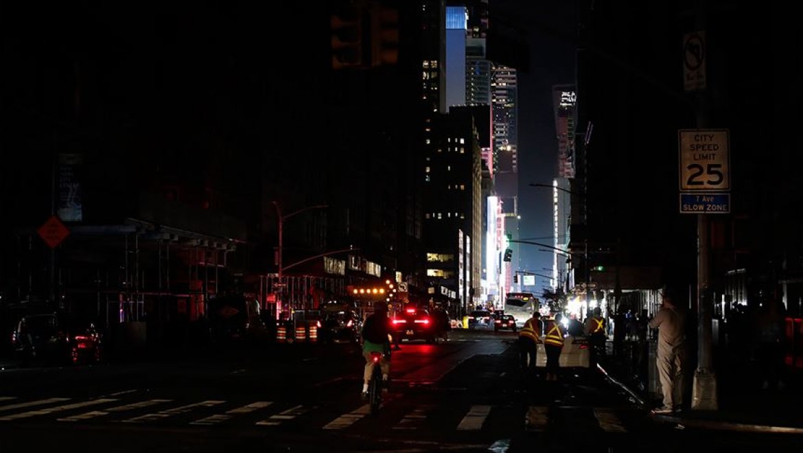 Manhattan'da elektrik kesintisi hayatı felç etti