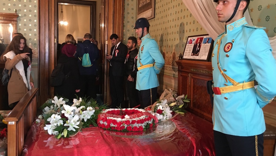 Atatürk Dolmabahçe'de Gözyaşlarıyla Anıldı