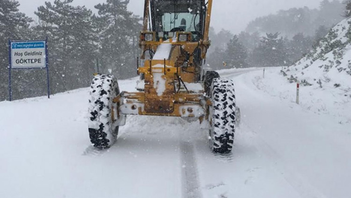 Bursa ve Yalova'da kar yağışı nedeniyle yol açma çalışmaları sürüyor