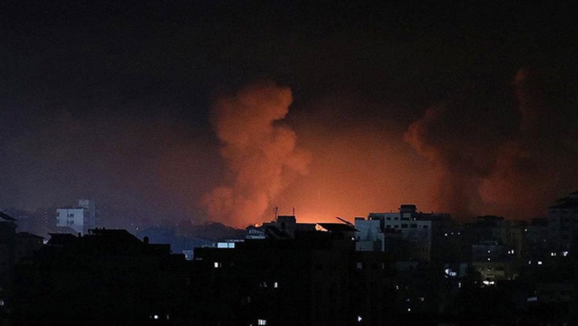 İsrail Gazze Şeridi'nde bakanlık binaları ve sağlık merkezini vurdu