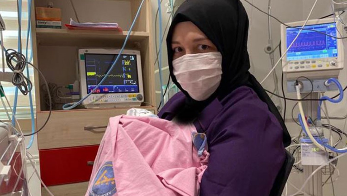 Kadavradan rahim nakli yapılan Derya Sert, bebeğini kucağına aldı