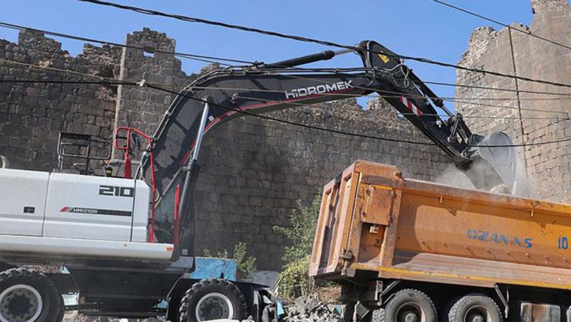 Diyarbakır surları kaçak yapılardan arındırılıyor