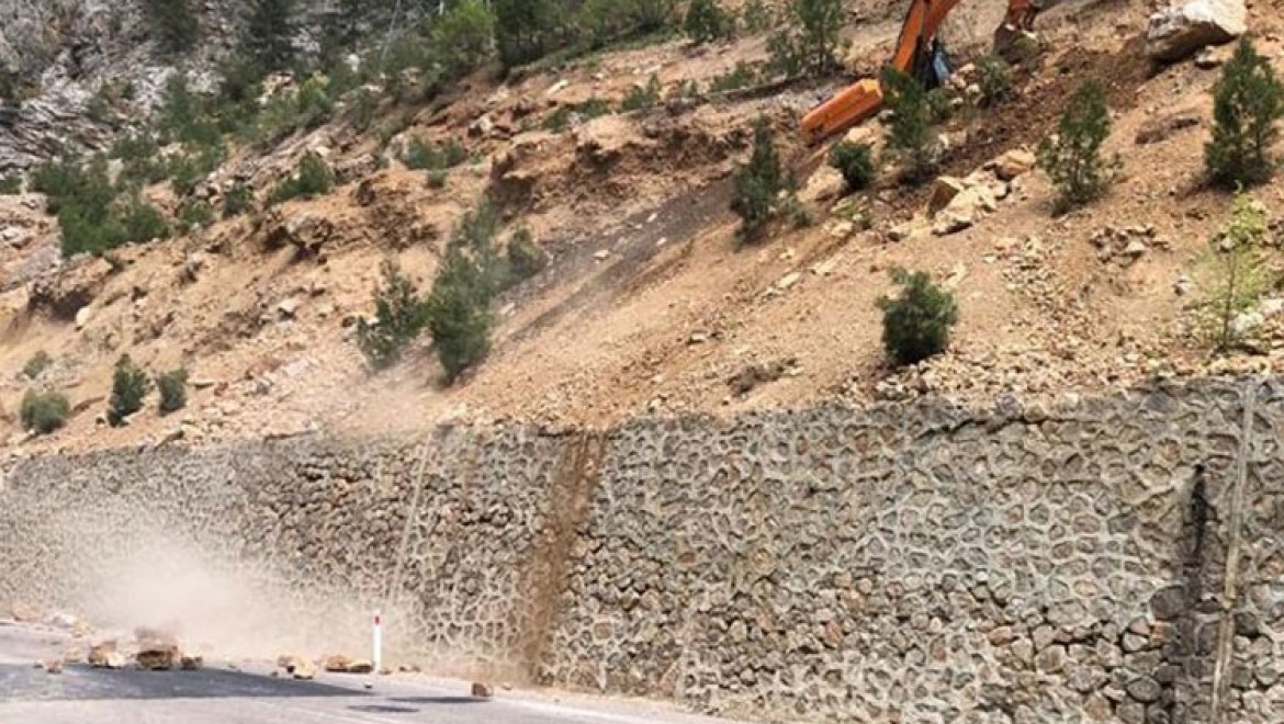 Adana'da heyelana neden olan kaya parçaları kontrollü düşürülüyor