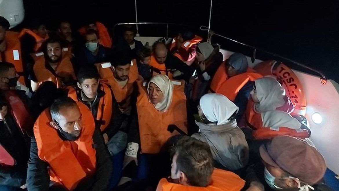Türk kara sularına geri itilen 33 yabancı uyruklu kurtarıldı