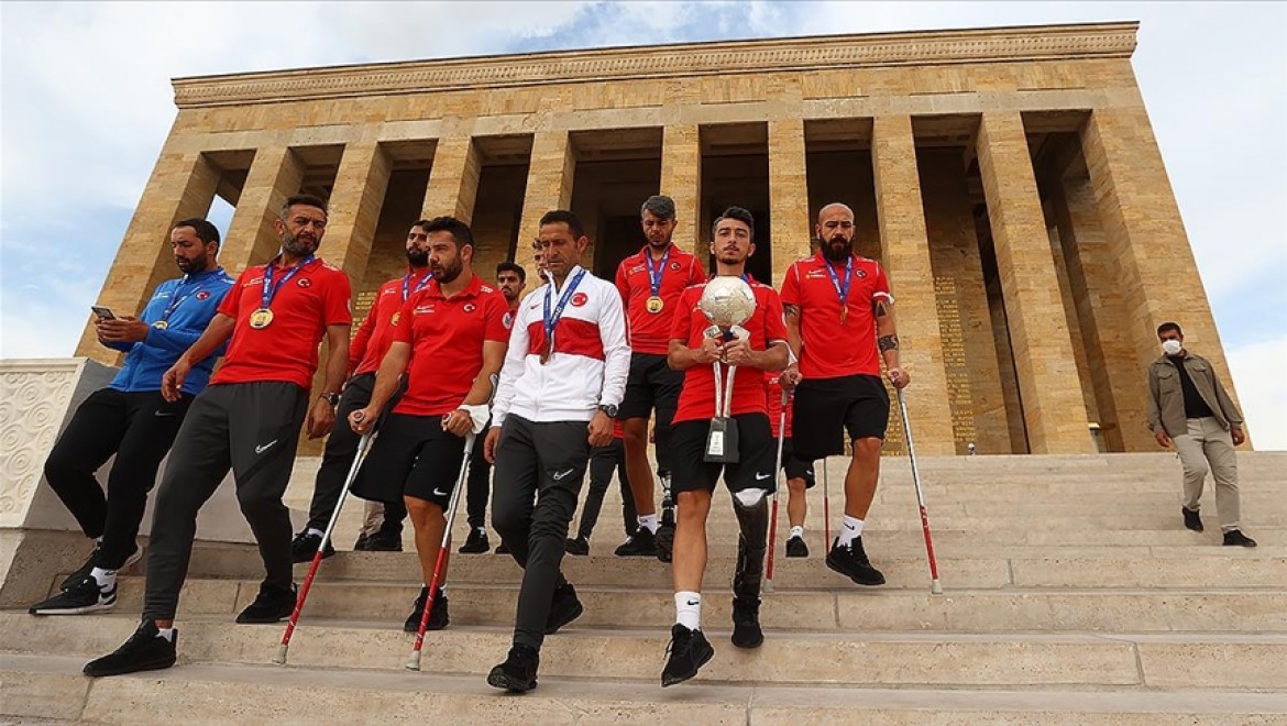 Avrupa Şampiyonu Ampute Futbol Milli Takımı Anıtkabir'i ziyaret etti