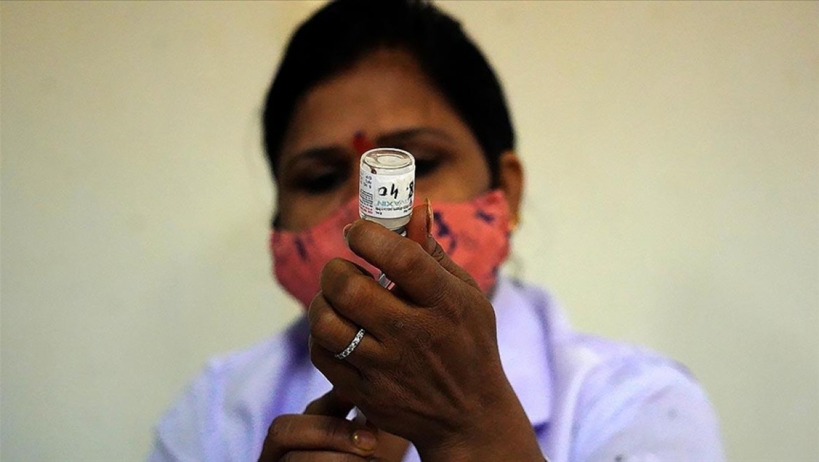 Hindistan'dan aşı kartlarını tanımayan İngiltere'ye tepki