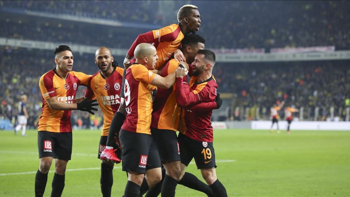 Galatasaraylı futbolcuların Fenerbahçe derbisinde giydiği formalar açık artırmayla satışa çıktı