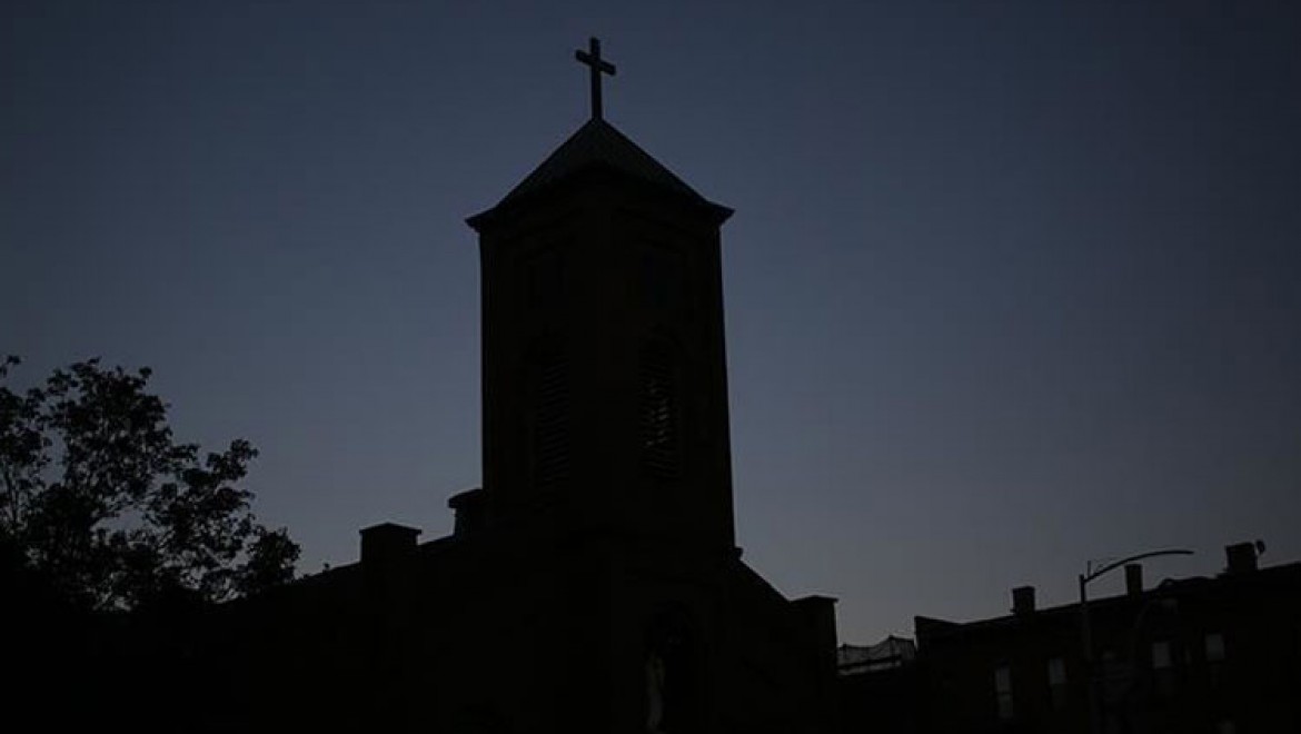 Fransa'da cinsel istismarda bulunduğunu kabul eden papaz kiliseyi suçladı