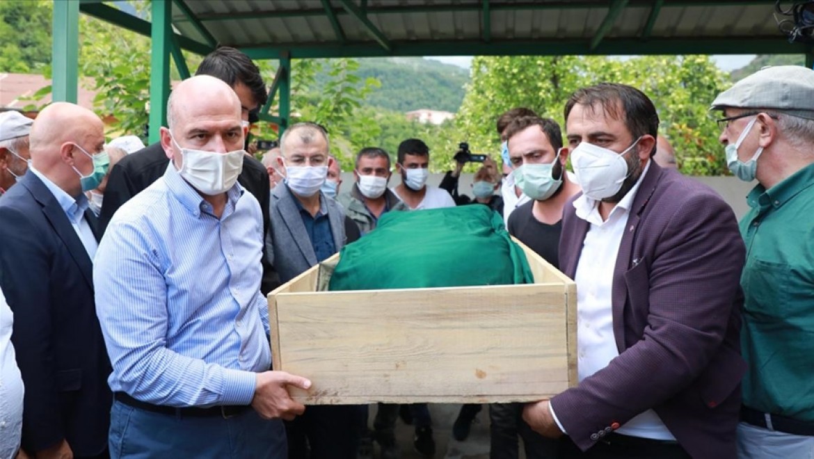 İçişleri Bakanı Soylu, Murgul'daki selde hayatını kaybeden kişinin cenaze törenine katıldı
