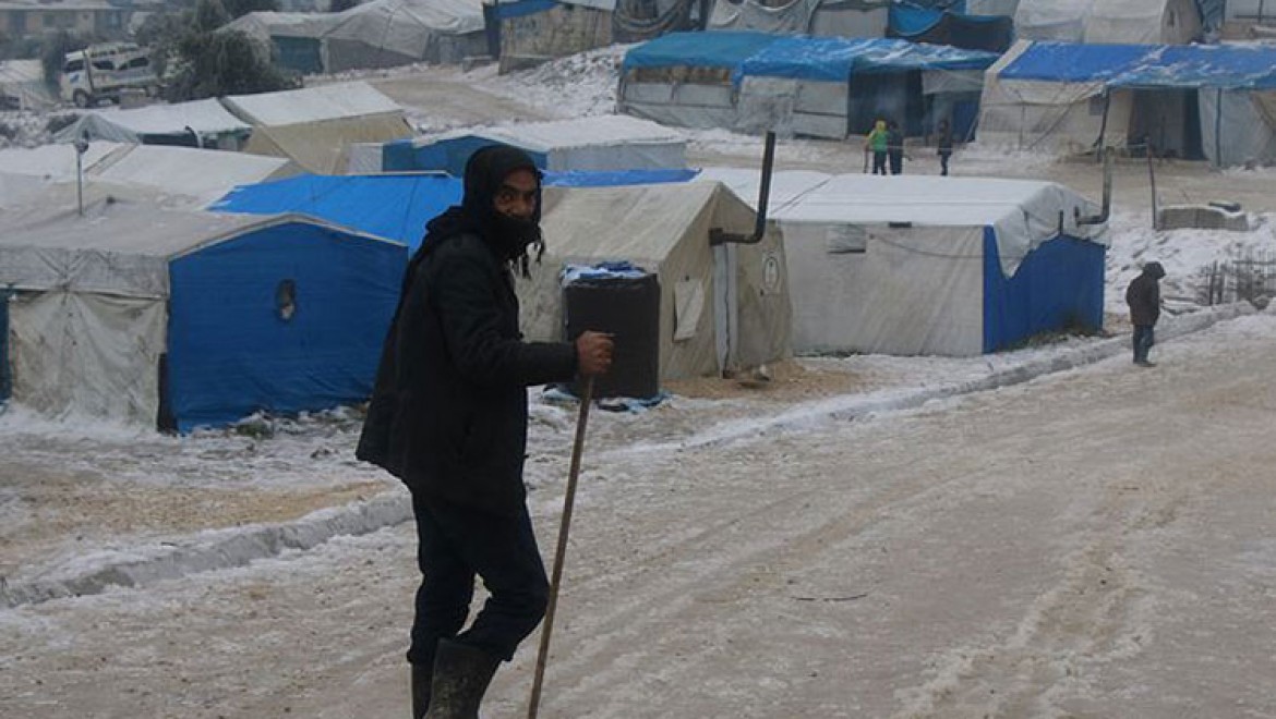 Esed'den kaçan İdlib'deki siviller, dondurucu karın pençesine düştü