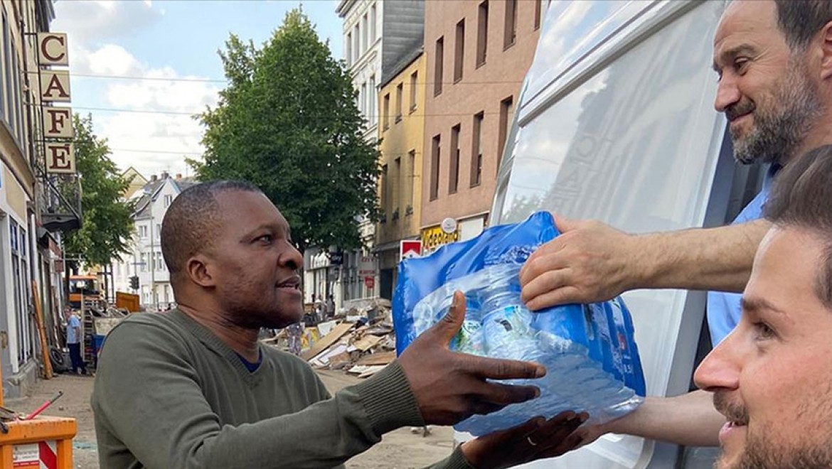 Almanya'da Diyanet İşleri Türk İslam Birliği gönüllülerinden sel felaketi mağdurlarına yardım