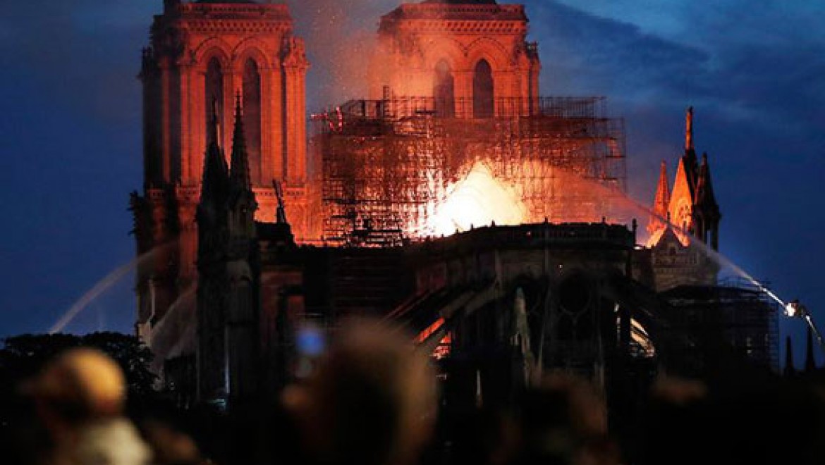Katedrali'ndeki yangın söndürüldü
