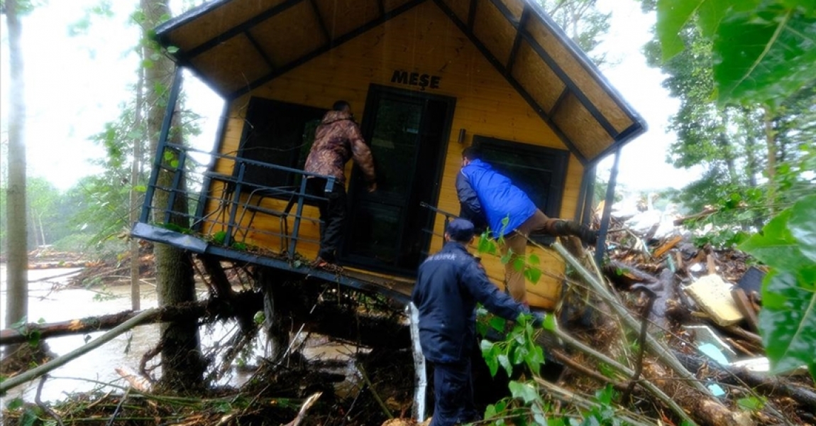 Kırklareli'nde taşkın nedeniyle ormanda mahsur kalanlardan 2'sinin cesedi bulundu, 4 kişinin aranmasına devam ediliyor