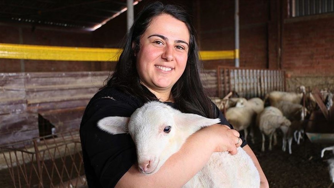 Öğretmenlik eğitimi alan genç kadın çiftçilik ve hayvancılığı seçti