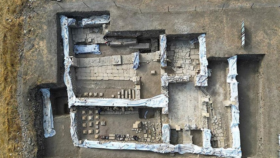 Satala Antik Kenti'ndeki kazıda çok kollu şamdan bulundu