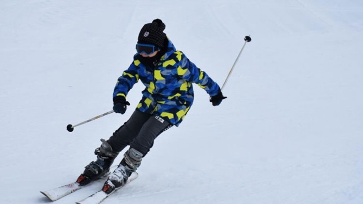 Hakkari'deki kayak merkezi Kovid-19 tedbirleri altında kapılarını sporculara açtı