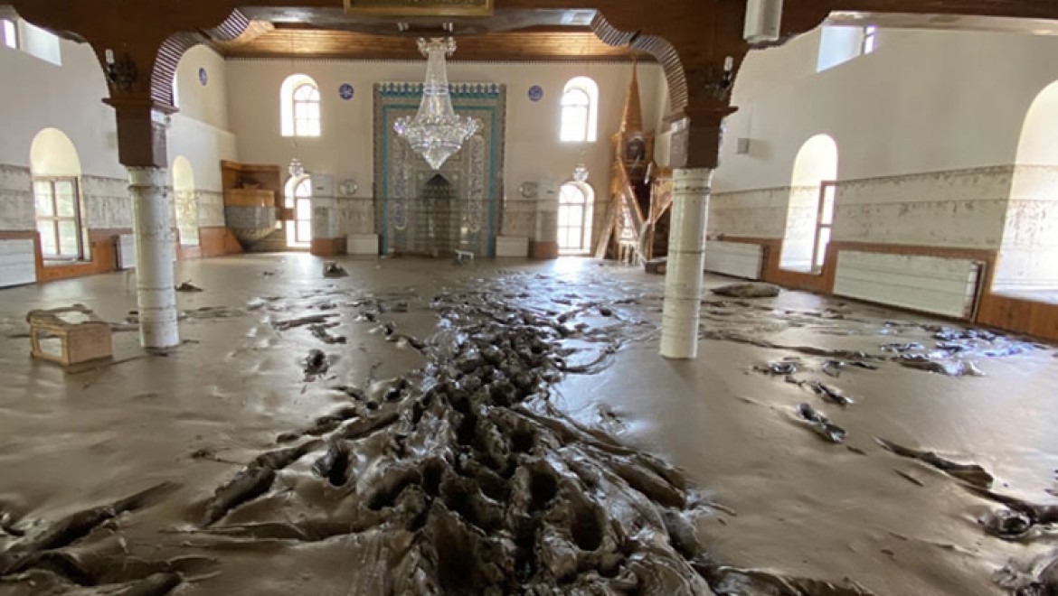 Bozkurt'taki sel felaketinde balçıkla kaplanan 113 yıllık cami eski haline getirilmeye çalışılıyor