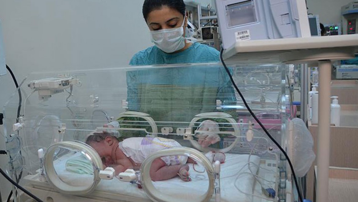 Yeni doğan bebek 4 saatlik ameliyatla sağlığına kavuştu