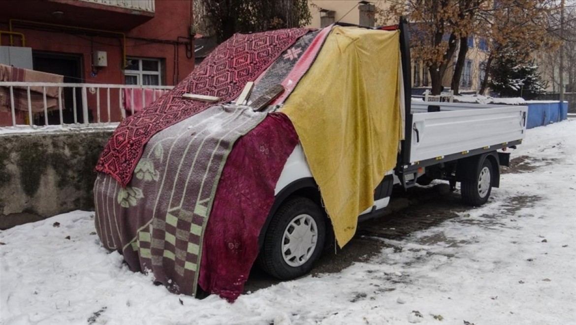 Kars'ta araçlar soğuktan halı ve battaniyelerle korunuyor