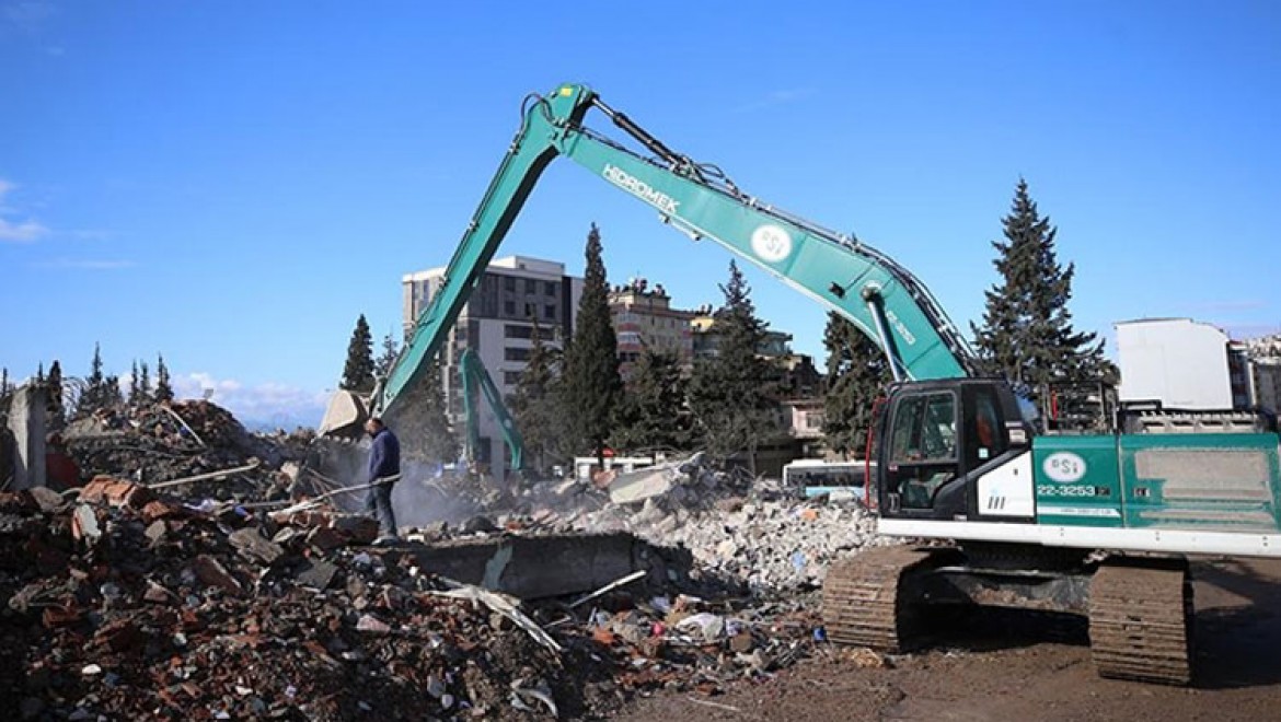 Kahramanmaraş'ta acil yıkılması gereken binalarda çalışma sürüyor
