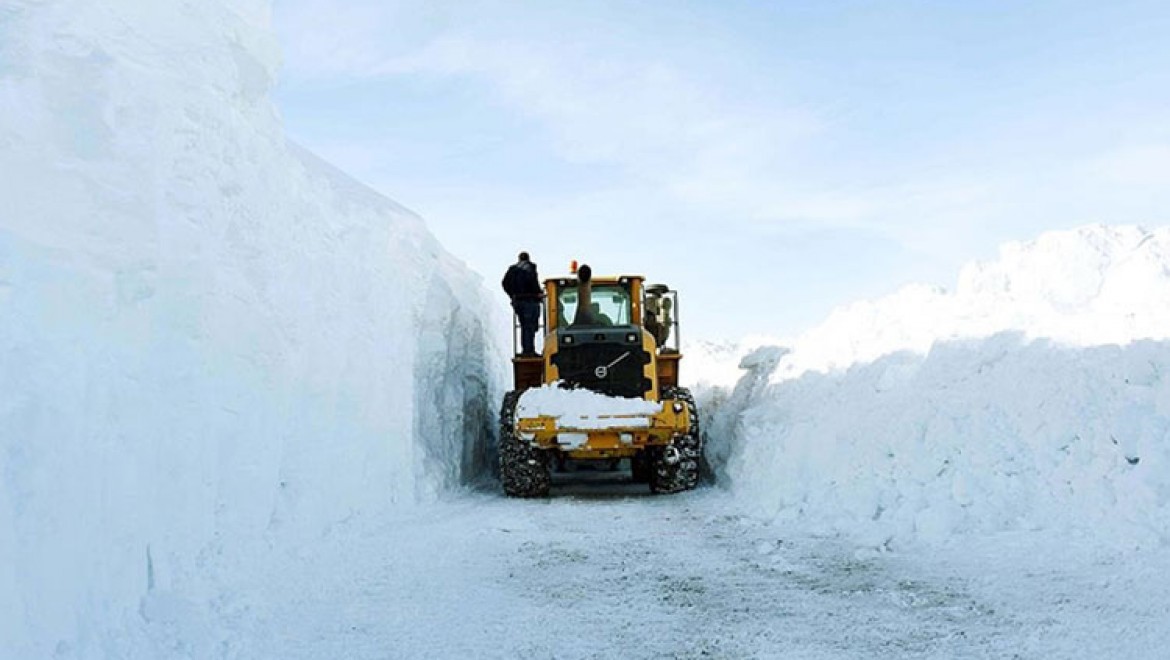 Muş'ta kar kalınlığının 8 metreyi bulduğu köy yolları güçlükle açılıyor